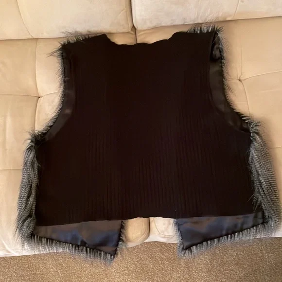 NWT faux fur vest - Picture 5 of 7